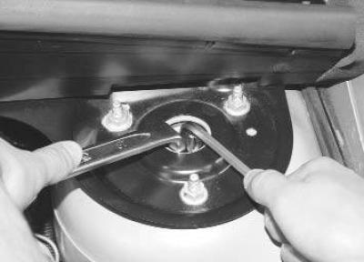 1. Затормозите автомобиль стояночным тормозом и установите противооткатные упоры («башмаки») под…