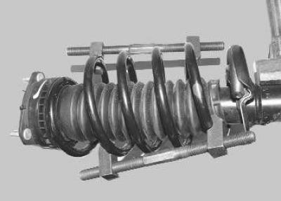 3. Снимите амортизаторную стойку с автомобиля (см. «Снятие и установка амортизаторной стойки»).