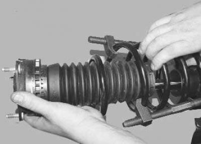 6. Сдвиньте защитный чехол штока…