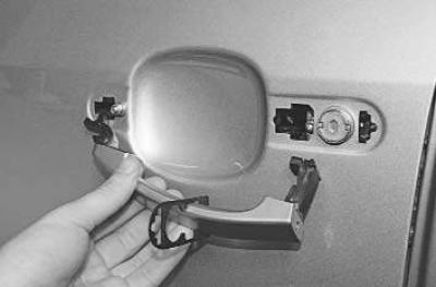 3. Сдвиньте наружную ручку назад…