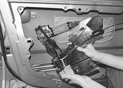 7. …выверните три винта крепления замка двери с заднего торца двери…