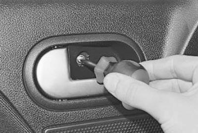 2. …и извлеките заглушку.