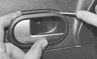 3. Выверните винт крепления внутренней ручки.