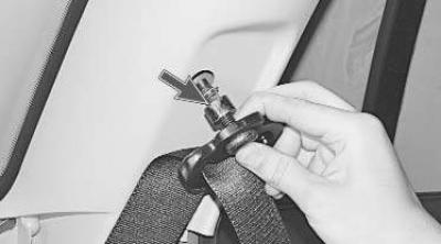 7. Выверните болт верхнего крепления ремня и отсоедините кронштейн от кузова.