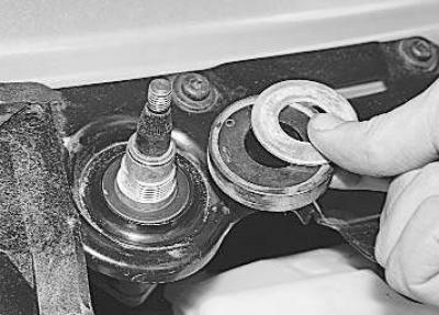 2. Отверните гайку крепления поводка трапеции…