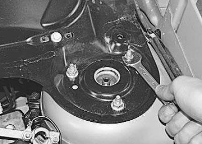 3. …и снимите металлическую и резиновую шайбы.