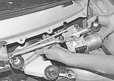 7. …и снимите грязезащитный щиток.