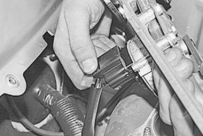 8. Выведите из-под нижней части рамки ветрового окна трапецию стеклоочистителя в сборе с…