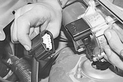 9. …отожмите фиксатор колодки жгута проводов стеклоочистителя…