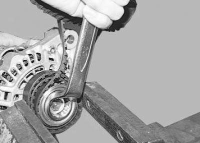 2. Mark the relative positions of the generator parts.
