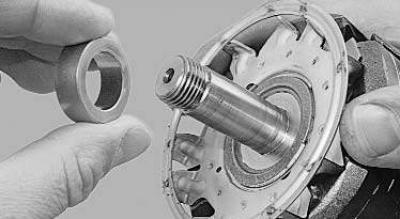 8. ... using a screwdriver, remove the front cover of the generator and take out the anchor.