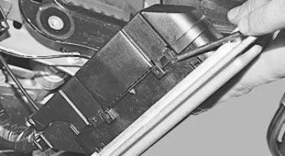 2. Снимите полку аккумуляторной батареи (см. «Снятие и установка аккумуляторной батареи»).