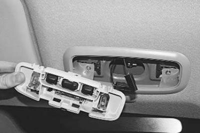 5. Отсоедините колодки жгута проводов от выводов плафона…