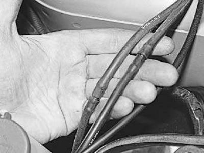 2. Odstráňte vložku ľavého predného blatníka (pozri «Demontáž a montáž blatníkov kolies a vložiek…