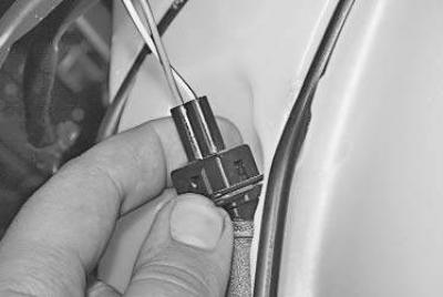 3. Odpojte hadice ostrekovača čelného skla a zadných dverí.