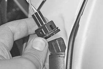 4. Stlačte svorku káblového zväzku čerpadla ostrekovača..