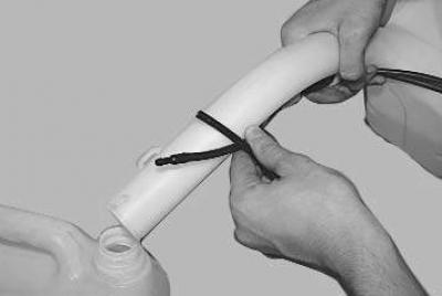 9. ...a vyberte nádržku ostrekovača z dutiny krídla.