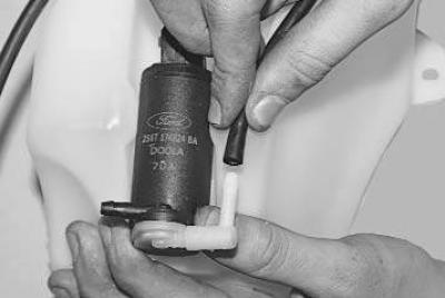 11. Odpojte hadičky ostrekovačov čelného skla od armatúr elektrického čerpadla..