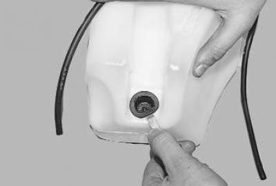 13. Odstráňte elektrické čerpadlo.