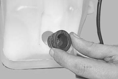 14. Pomocou skrutkovača vypáčte tesniacu manžetu elektrického čerpadla..