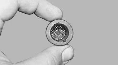 15. ...a vyberte puzdro z otvoru v nádrži.