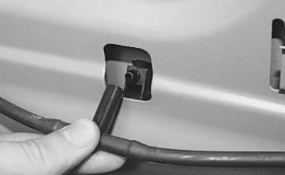 16. Ak je potrebné vymeniť hadice, vyberte ich z držiakov na nádržke ostrekovača a na kapote a…