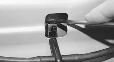 17. Ak chcete vymeniť trysku ostrekovača, odpojte hadicu od armatúry trysky.