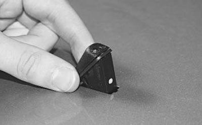 18. Pomocou skrutkovača vytlačte západku..