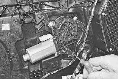 3. Отожмите фиксатор колодки жгута проводов моторедуктора стеклоподъемника и отсоедините колодку от…