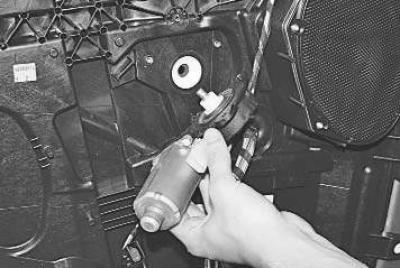 4. Выверните три болта крепления…