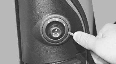 1. Отсоедините провод от клеммы «минус» аккумуляторной батареи.