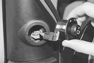 2. Аккуратно поддев отверткой блок управления наружными зеркалами…