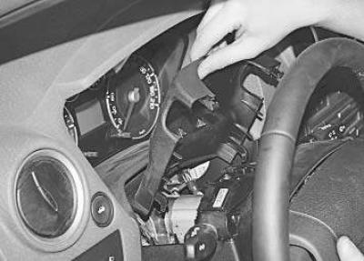 1. Отсоедините провод от клеммы «минус» аккумуляторной батареи.