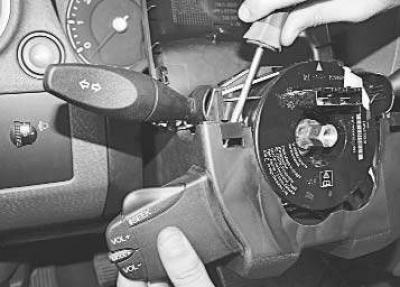 2. Снимите верхнюю часть кожуха рулевой колонки (см. «Снятие и установка кожухов рулевой колонки»).