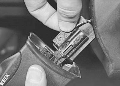 3. Поддев отверткой фиксатор (для наглядности рулевое колесо снято)…