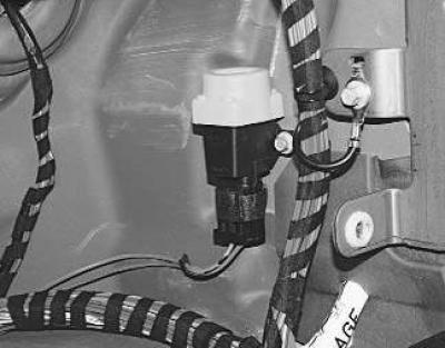 Где находится кнопка отключения подачи топлива Fuel Switch Replacement (Electrical equipment / Switches and sensors / Ford Fusi