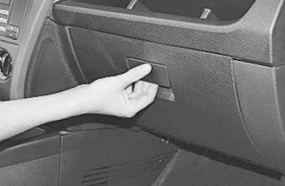 1. Отсоедините провод от клеммы «минус» аккумуляторной батареи.