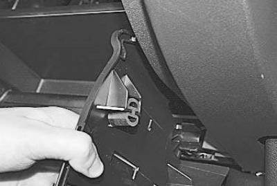 2. Для получения доступа к выключателю подачи топлива откройте вещевой ящик…