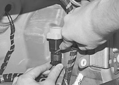 3. …отжав пальцами стенки и выведя с обеих сторон ограничители хода, откиньте вещевой ящик.