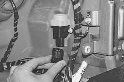 4. Подденьте отверткой фиксатор…