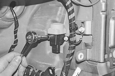 Где находится аварийная кнопка топлива Fuel Switch Replacement (Electrical equipment / Switches and sensors / Ford Fusi