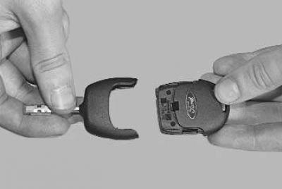 1. Отожмите отверткой фиксатор…