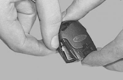 2. …и разъедините блок дистанционного управления и держатель ключа.