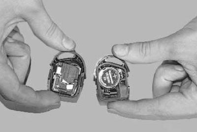 3. Отожмите отверткой фиксатор…