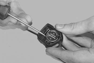 4. …и разделите корпус блока дистанционного управления.