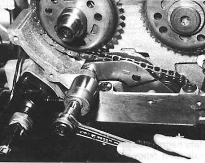 Верхний рисунок – снятие стопорного кольца.