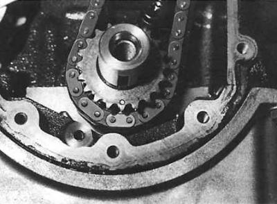 Верхний рисунок – установочные пазы распределительных валов должны быть направлены в разные стороны.