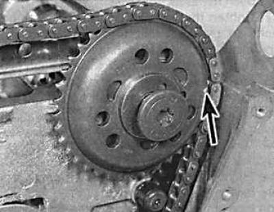 10. Установить цепь на звездочку выпускного распределительного вала, совместив метку на звездочке с…