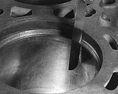 Проверка зазора в замке поршневого кольца с помощью щупа