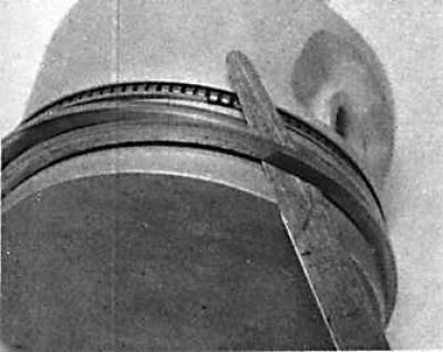 2. Приподнять один из краев поршневого кольца, которое необходимо извлечь из канавки, и вставить…